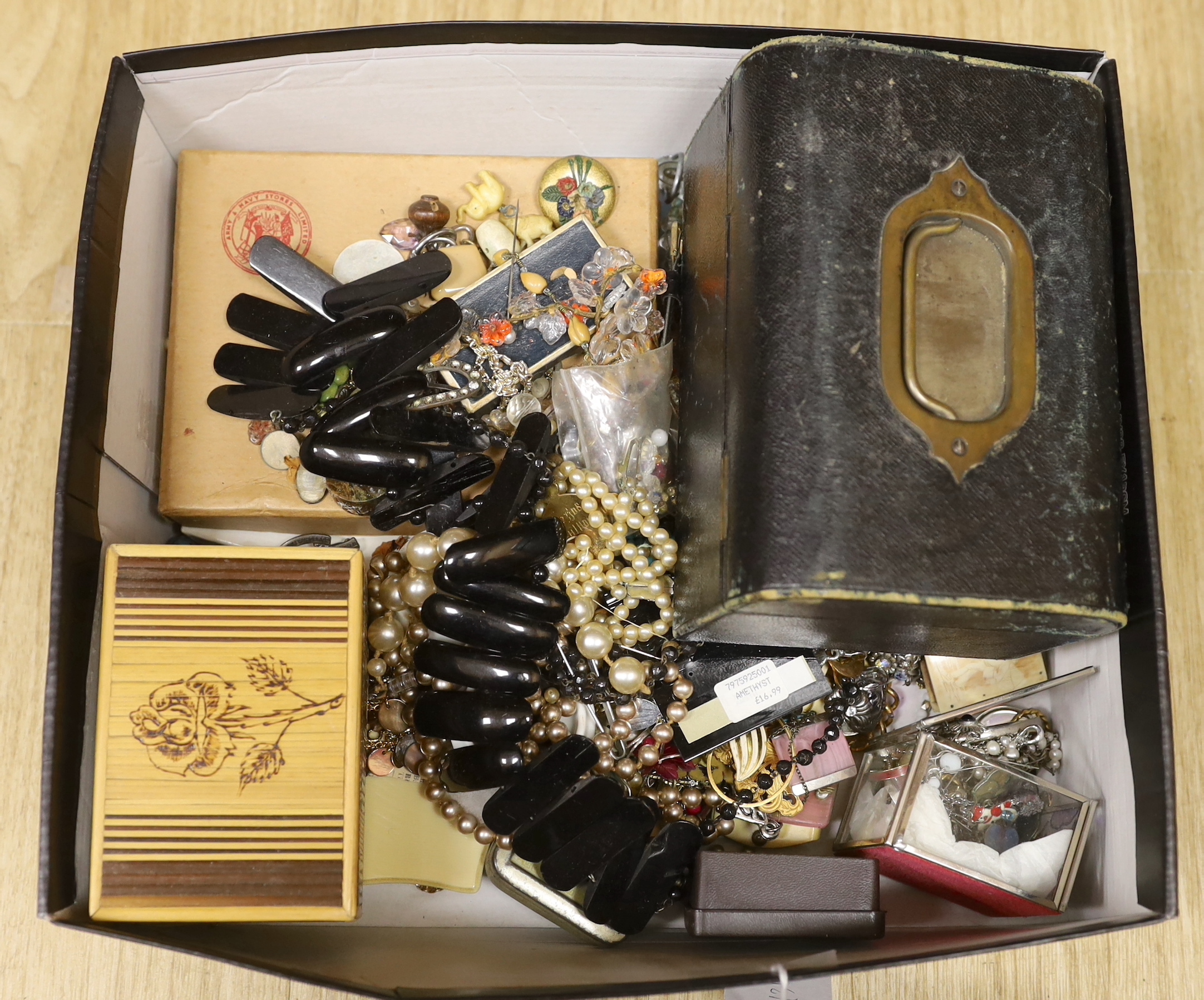 A quantity of assorted costume jewellery.